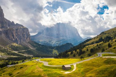 Gardena Geçidi, İtalya 'nın kuzeydoğusundaki Güney Tyrol Dolomitleri' nde yüksek bir dağ geçididir..