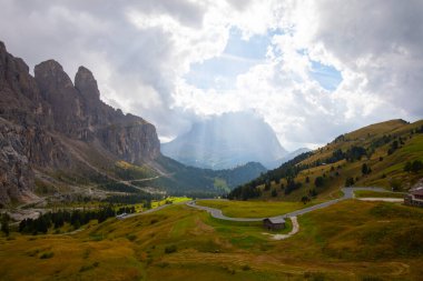 Gardena Geçidi, İtalya 'nın kuzeydoğusundaki Güney Tyrol Dolomitleri' nde yüksek bir dağ geçididir..