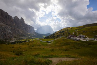 Gardena Geçidi, İtalya 'nın kuzeydoğusundaki Güney Tyrol Dolomitleri' nde yüksek bir dağ geçididir..