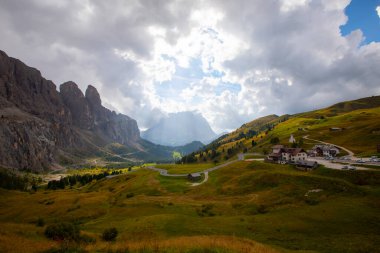 Gardena Geçidi, İtalya 'nın kuzeydoğusundaki Güney Tyrol Dolomitleri' nde yüksek bir dağ geçididir..