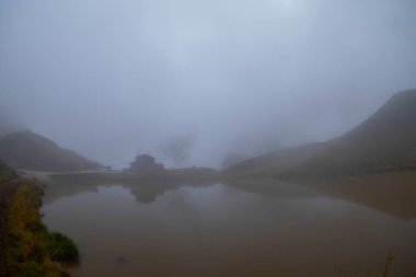 Passo Rolle geçidinden Baita Segantini 'nin kulübesine varan güzel ve popüler bir yürüyüş.,