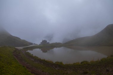 Passo Rolle geçidinden Baita Segantini 'nin kulübesine varan güzel ve popüler bir yürüyüş.,