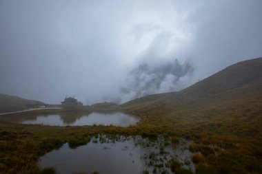 Passo Rolle geçidinden Baita Segantini 'nin kulübesine varan güzel ve popüler bir yürüyüş.,