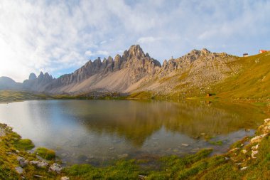 Dolomitler, İtalya 'nın kuzeydoğusunda yer alan bir sıradağlardır..