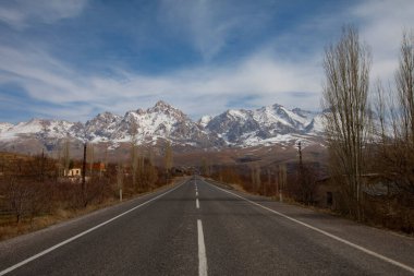 Demirkazik, Nidge Aladaglar bölgesinde 3757 metre yükseklikte bir dağdır..