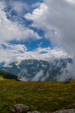 Badara Platosu, Hemin Bölgesi 'nin yaylası olarak bilinmesine rağmen, genellikle Amlhemin İlçe Karayolu' ndan ulaşılır. Plato bir tepenin üzerinde düz bir alana inşa edilmiştir..
