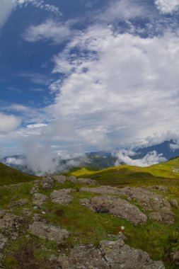 Badara Platosu, Hemin Bölgesi 'nin yaylası olarak bilinmesine rağmen, genellikle Amlhemin İlçe Karayolu' ndan ulaşılır. Plato bir tepenin üzerinde düz bir alana inşa edilmiştir..