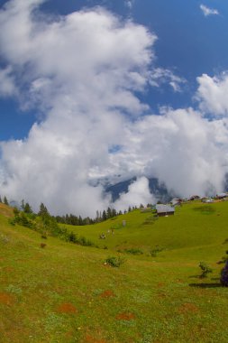 Badara Platosu, Hemin Bölgesi 'nin yaylası olarak bilinmesine rağmen, genellikle Amlhemin İlçe Karayolu' ndan ulaşılır. Plato bir tepenin üzerinde düz bir alana inşa edilmiştir..