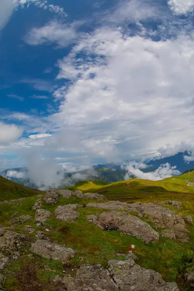 Badara Platosu, Hemin Bölgesi 'nin yaylası olarak bilinmesine rağmen, genellikle Amlhemin İlçe Karayolu' ndan ulaşılır. Plato bir tepenin üzerinde düz bir alana inşa edilmiştir..