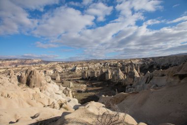 Kapadokya, 60 milyon yıl önce Erciyes, Hasanda ve Gllda 'dan fışkıran kül ve lavın oluşturduğu yumuşak katmanların milyonlarca yıl önce yağmur ve rüzgar tarafından aşındığı bölgedir..