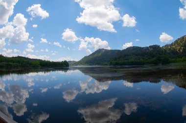 Eirdir İlçesi 'nin 29 kilometre güneyinde yer alan Kovada Gölü çok sığ bir göldür..