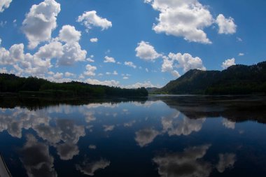 Eirdir İlçesi 'nin 29 kilometre güneyinde yer alan Kovada Gölü çok sığ bir göldür..