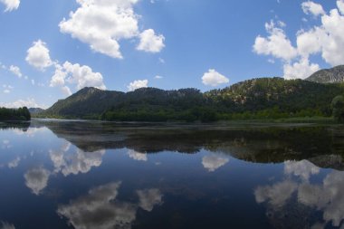 Eirdir İlçesi 'nin 29 kilometre güneyinde yer alan Kovada Gölü çok sığ bir göldür..