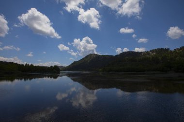 Eirdir İlçesi 'nin 29 kilometre güneyinde yer alan Kovada Gölü çok sığ bir göldür..