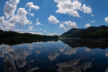 Eirdir İlçesi 'nin 29 kilometre güneyinde yer alan Kovada Gölü çok sığ bir göldür..
