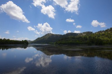 Eirdir İlçesi 'nin 29 kilometre güneyinde yer alan Kovada Gölü çok sığ bir göldür..