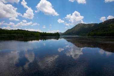 Eirdir İlçesi 'nin 29 kilometre güneyinde yer alan Kovada Gölü çok sığ bir göldür..