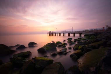 Uzun pozlama tekniğiyle çekilmiş eski iskele.