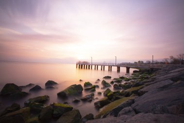 Uzun pozlama tekniğiyle çekilmiş eski iskele.