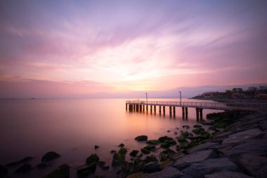 Uzun pozlama tekniğiyle çekilmiş eski iskele.