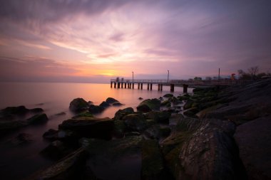 Uzun pozlama tekniğiyle çekilmiş eski iskele.