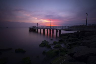 Uzun pozlama tekniğiyle çekilmiş eski iskele.