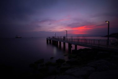 Uzun pozlama tekniğiyle çekilmiş eski iskele.