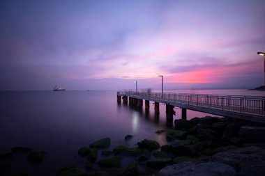 Uzun pozlama tekniğiyle çekilmiş eski iskele.