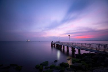 Uzun pozlama tekniğiyle çekilmiş eski iskele.