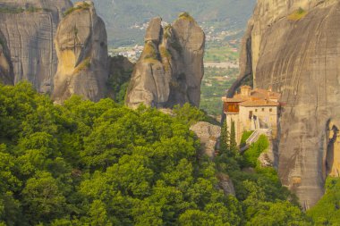Meteora, Yunanistan 'ın Kalambaka kenti yakınlarındaki kayalık bölge. Bölgede Athos Dağı 'ndan sonra Yunanistan' daki pek çok Ortodoks kilisesi ve en önemli manastırlar yer alıyor.