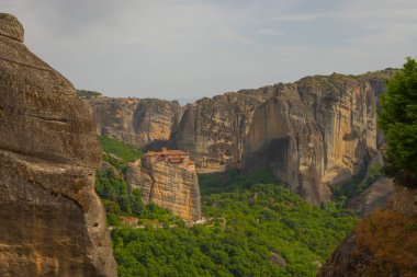 Meteora, Yunanistan 'ın Kalambaka kenti yakınlarındaki kayalık bölge. Bölgede Athos Dağı 'ndan sonra Yunanistan' daki pek çok Ortodoks kilisesi ve en önemli manastırlar yer alıyor.