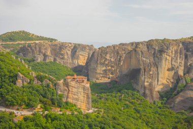 Meteora, Yunanistan 'ın Kalambaka kenti yakınlarındaki kayalık bölge. Bölgede Athos Dağı 'ndan sonra Yunanistan' daki pek çok Ortodoks kilisesi ve en önemli manastırlar yer alıyor.