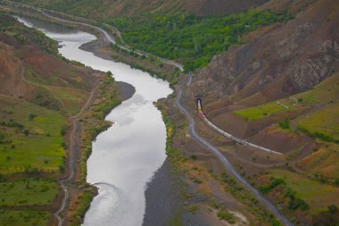 Palu, Elaz ilinin bir ilçesidir. 1 kasaba, 36 köy ve 10 mahalle var. Beyhan ilçesinde 4 mahalle var..