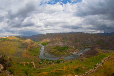 Palu, Elaz ilinin bir ilçesidir. 1 kasaba, 36 köy ve 10 mahalle var. Beyhan ilçesinde 4 mahalle var..