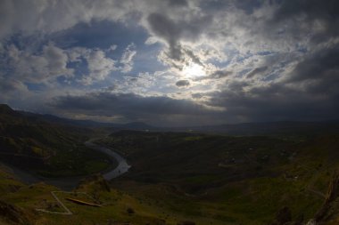 Palu, Elaz ilinin bir ilçesidir. 1 kasaba, 36 köy ve 10 mahalle var. Beyhan ilçesinde 4 mahalle var..