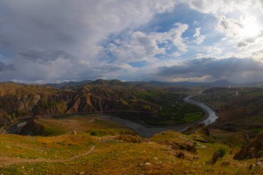 Palu, Elaz ilinin bir ilçesidir. 1 kasaba, 36 köy ve 10 mahalle var. Beyhan ilçesinde 4 mahalle var..