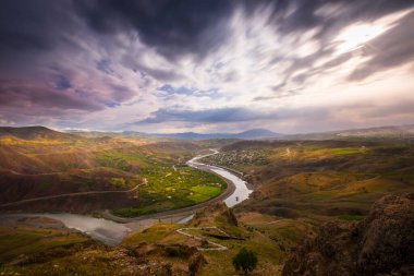 Palu, Elaz ilinin bir ilçesidir. 1 kasaba, 36 köy ve 10 mahalle var. Beyhan ilçesinde 4 mahalle var..