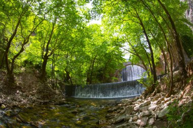 Palaiokarya 'nın Taş Köprüsü ve iki yapay şelale
