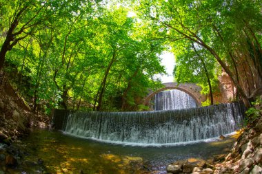 Palaiokarya 'nın Taş Köprüsü ve iki yapay şelale