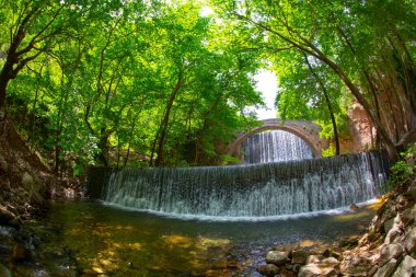 Palaiokarya 'nın Taş Köprüsü ve iki yapay şelale