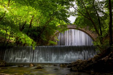 Palaiokarya 'nın Taş Köprüsü ve iki yapay şelale