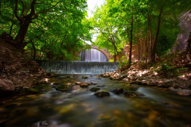 Palaiokarya 'nın Taş Köprüsü ve iki yapay şelale