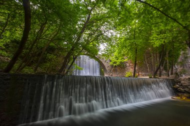 Palaiokarya 'nın Taş Köprüsü ve iki yapay şelale