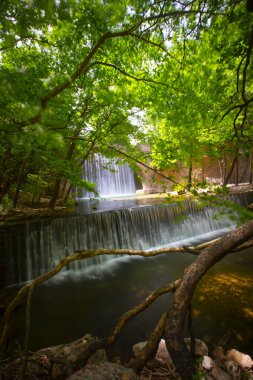 Palaiokarya 'nın Taş Köprüsü ve iki yapay şelale