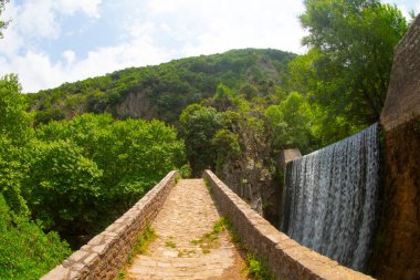Palaiokarya 'nın Taş Köprüsü ve iki yapay şelale