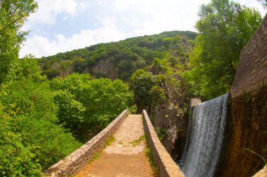 Palaiokarya 'nın Taş Köprüsü ve iki yapay şelale