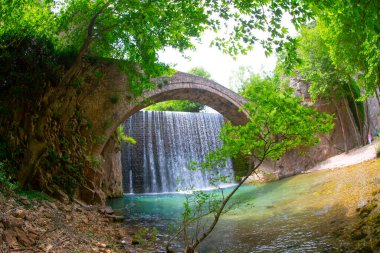 Palaiokarya 'nın Taş Köprüsü ve iki yapay şelale