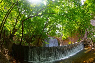 Palaiokarya 'nın Taş Köprüsü ve iki yapay şelale