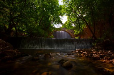Palaiokarya 'nın Taş Köprüsü ve iki yapay şelale