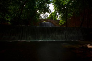 Palaiokarya 'nın Taş Köprüsü ve iki yapay şelale